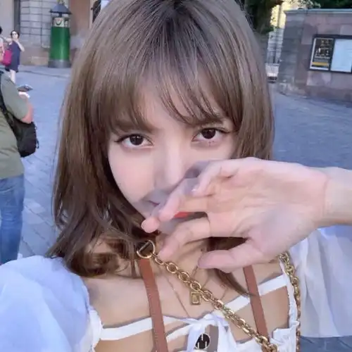 人间芭比lisa头像超级无敌可爱和帅气并存的女孩lisa