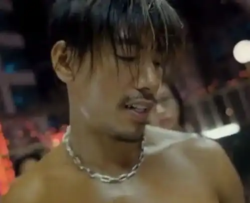 乌鸦哥张耀扬近照曝光,一头白发满面红光,57岁练成肌肉男