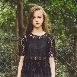 黑裙子白皮肤以及金黄色头发