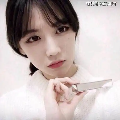 嘟嘴卖萌头像女生卡通低