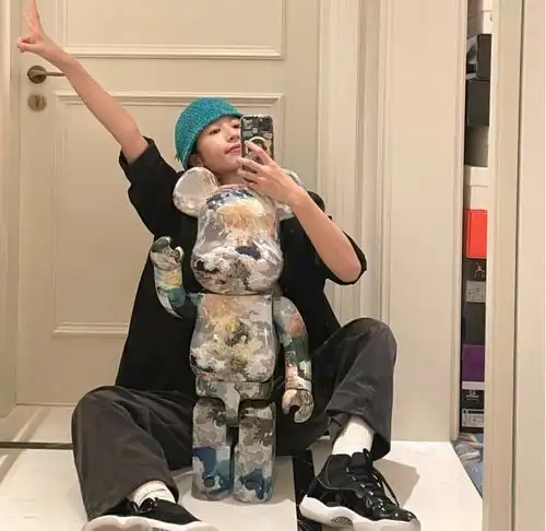 帅气的冬季穿搭学周雨彤准没错低调又经典的黑色系搭配,很耐看