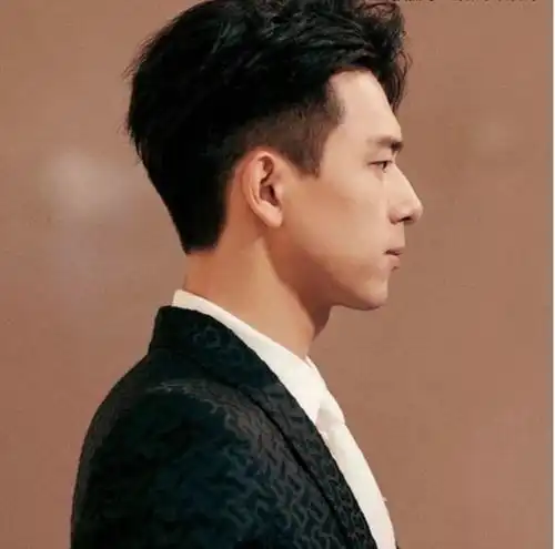 男星侧颜李现鼻尖有点突兀,鹿晗完全就是一个美少年