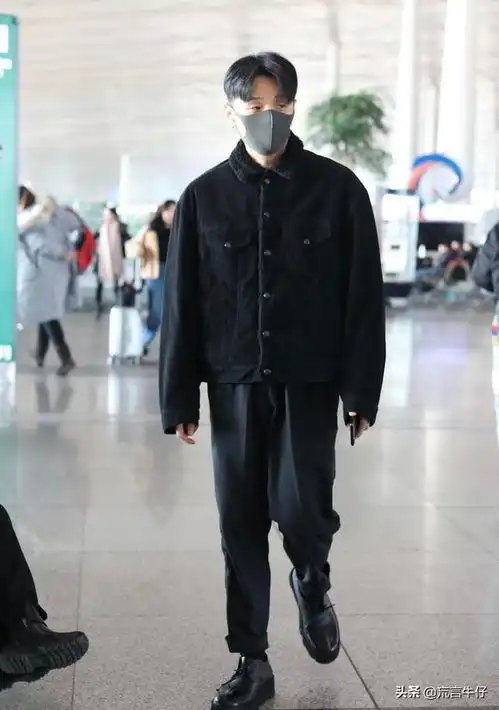 李荣浩牛仔夹克走机场,中分发型好像反派,黑色系造型太酷炫