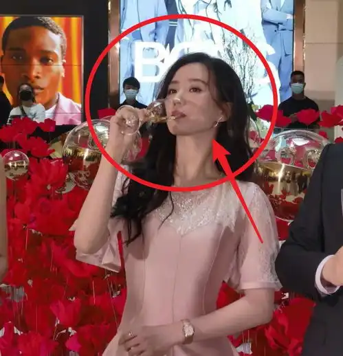 34岁刘诗诗当妈后亮相活动,路人镜头下好像少女,气质我却看愣了