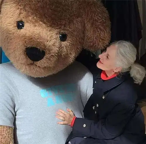 时尚和年龄无关,看看这位60的奶奶,气质优雅有品味