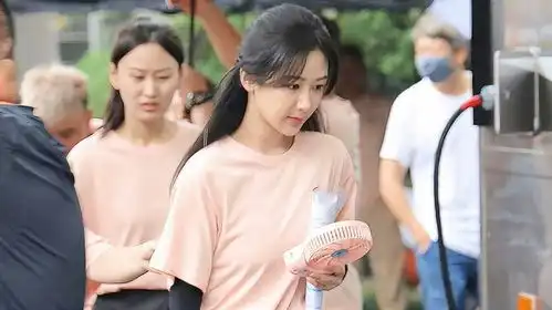 承欢记开机,杨紫许凯粉嫩造型有cp感,杨紫还打199爱伞