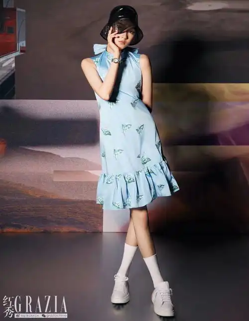 关晓彤猫系妆容变身可爱风