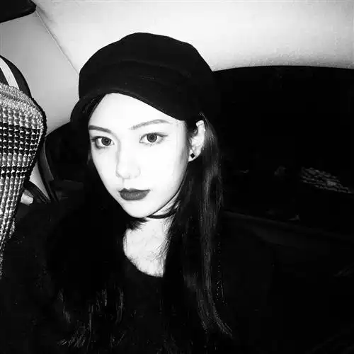 冷酷黑白女生头像,忍不住一阵阵的心痛的女人