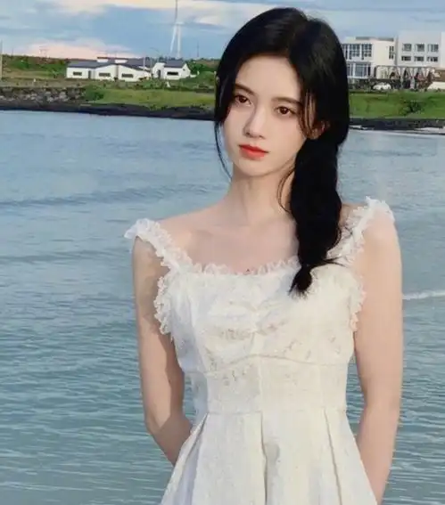 鞠婧祎穿衣有心机,白色裙子仿佛小精灵,仙气飘飘