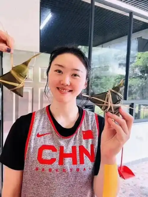 祝大家端午安康,猜猜女篮国家集训队吃的是什么陷的粽子打篮球的女生中国女篮武桐桐中国女篮治愈系笑容
