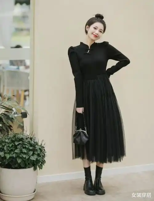 被小黑裙惊艳了,过膝长度配高跟鞋优雅大气,散发女人神秘高级感