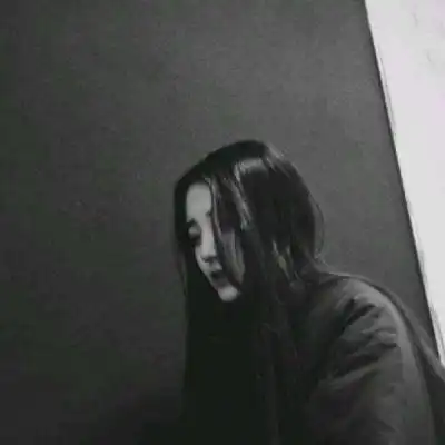 黑白女生头像背影全身女生霸气头像黑白高冷