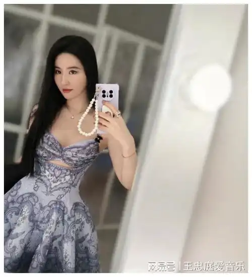 蓝盈莹和刘亦菲同框刘亦菲一身行头十几万,蓝盈莹笑起来甜美