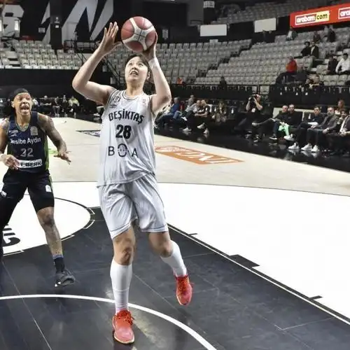 中国独苗李月汝入选洛杉矶火花12人大名单,身披28号战袍征战wnba