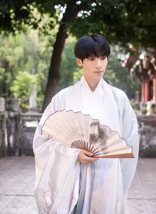 罗云熙一袭汉服造型温润如玉,而镂空外套搭配西裤神仙男孩本人