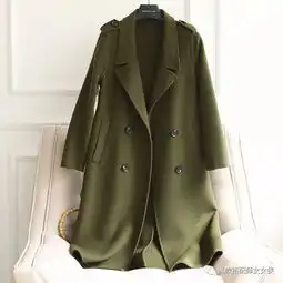 你的秋冬红唇look配绿色系毛呢外套,