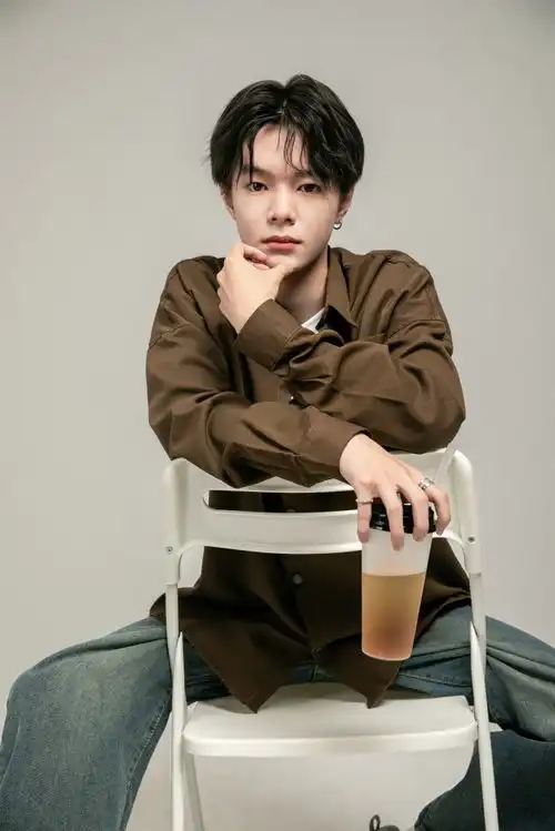 坐下喝奶茶韩系时尚男生潮男人物摄影图图片素材