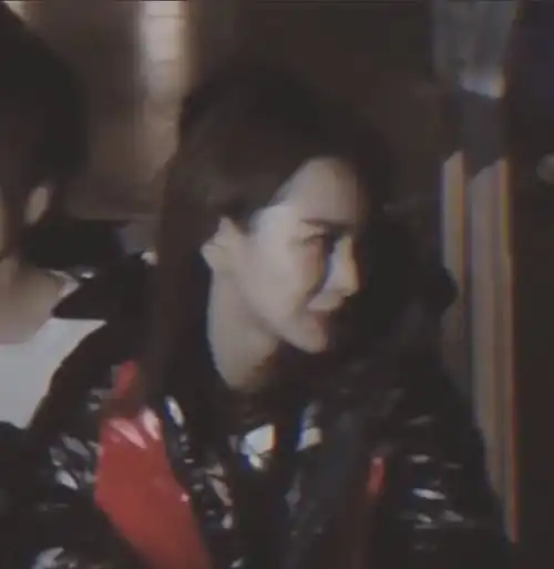 戚薇新mv造型复古惊艳红唇配礼帽霸气十足