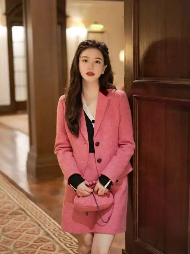 秋冬怎么穿才好看不如试一试粉红色西装外套,甜美又时尚
