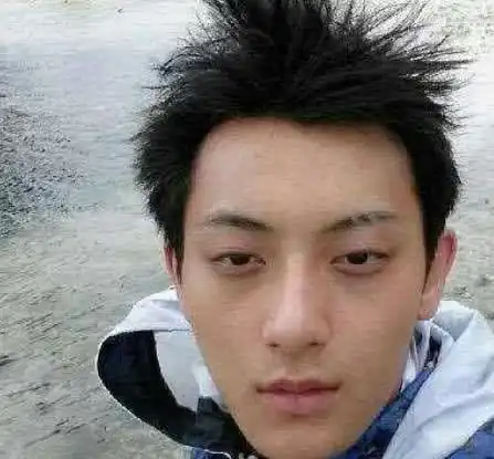 当男明星卸掉浓妆后,鹿晗素颜还是不错的,张艺兴竟然撞脸柯震东