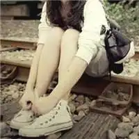 侧身抱着猫的女生头像微信头像图片大全