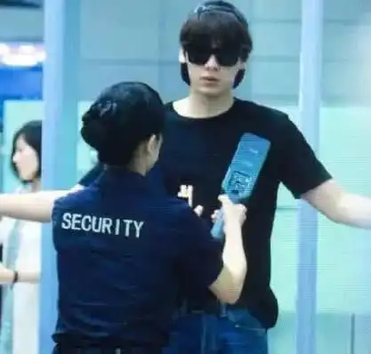 男明星接受安检千玺露腹肌,杨洋眼神撩,陈伟霆有点没礼貌
