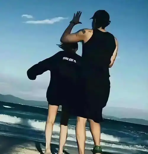 黄子韬徐艺洋海边秀恩爱,亲吻合照超甜蜜,网友祝福不断