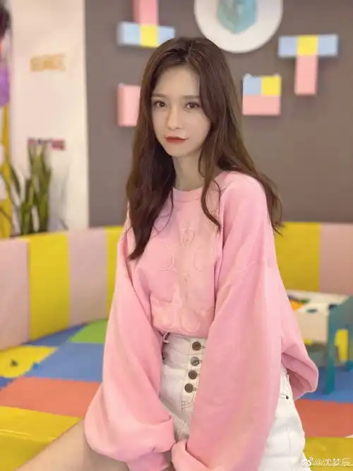 组图沈梦辰分享粉色系look美照穿卫衣搭短裤眼神温柔淑女