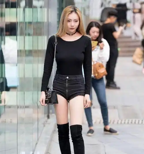 面对高颜值的女孩,甜美与性感这两种风格,大家该如何选择