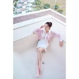 女神江疏影身穿粉白衬衫搭配半裙,亲自示范夏天的清甜配色