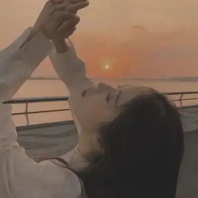 网易云精选十一月很丧的伤感女生头像其实平安喜乐就是很好的一生