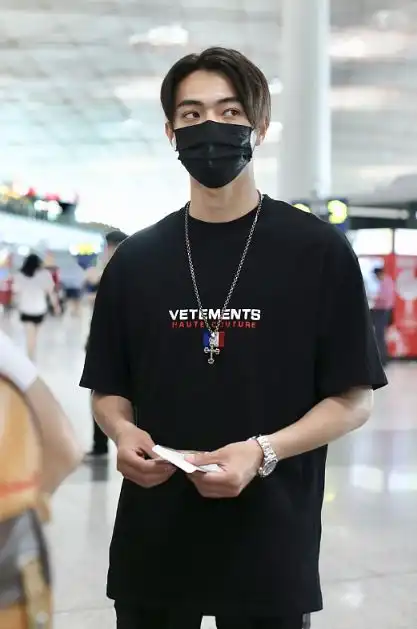 人帅就是不一样,许凯穿简约圆领t恤,也能有型男感