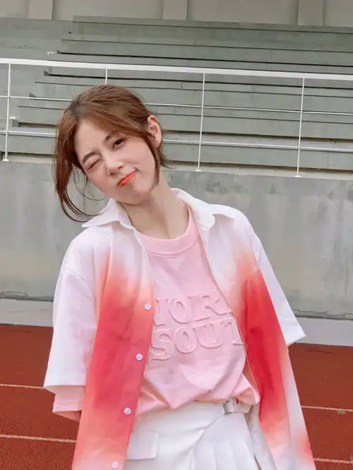 黄黑皮买t恤少选白色,试试这几个高级色,减龄又显白