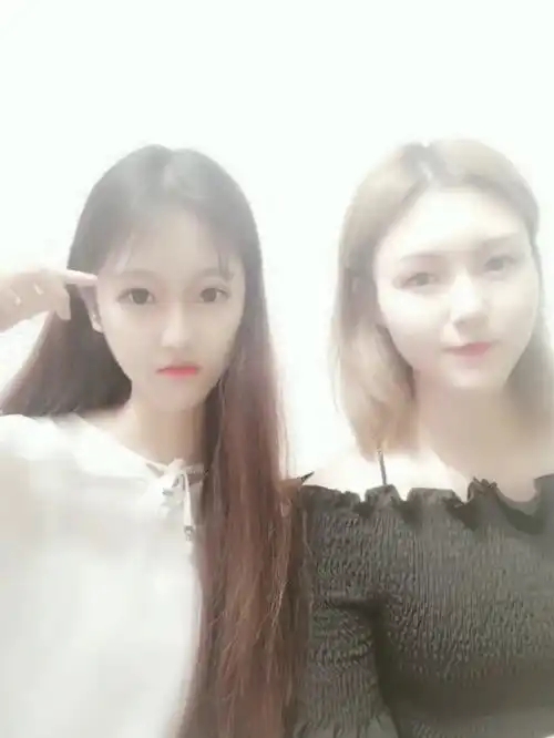 太美了两个闺蜜黑白装