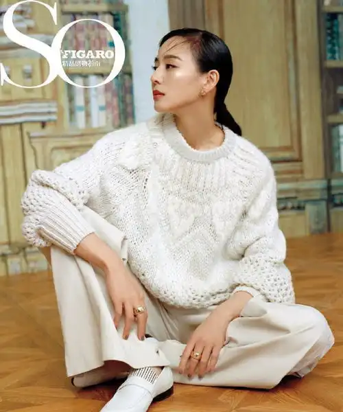 气质美女张钧甯的时尚穿搭,穿粉红色的西装甜美知性,穿黑色小外套搭配锥型牛