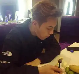 不要再说陈伟霆胖了,看看他已经瘦成男版郑爽了