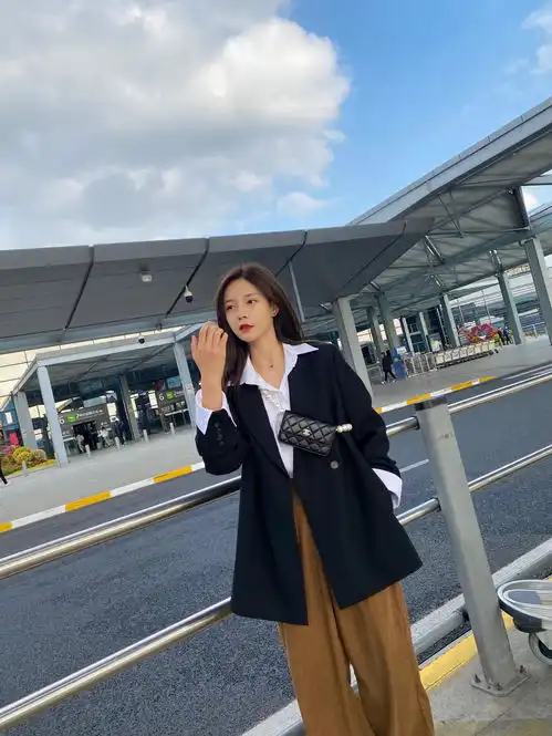 32岁的沈梦辰真会穿,黑色西服搭配灯芯绒直筒裤,少女感扑面而来