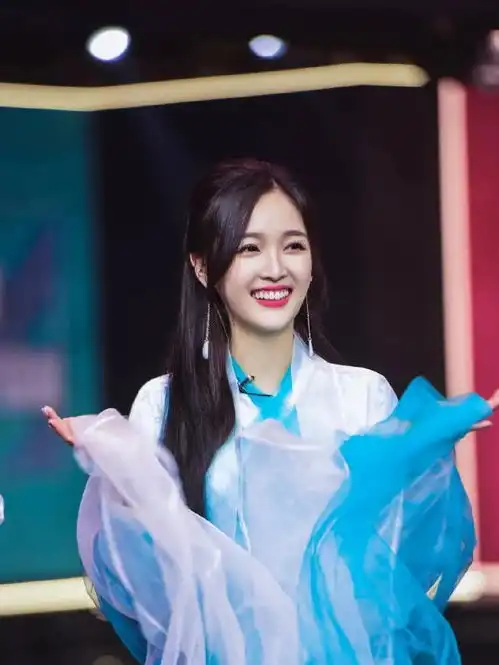 吴宣仪现身机场,穿着围裙赚足回头率,凹出大长腿惹人羡