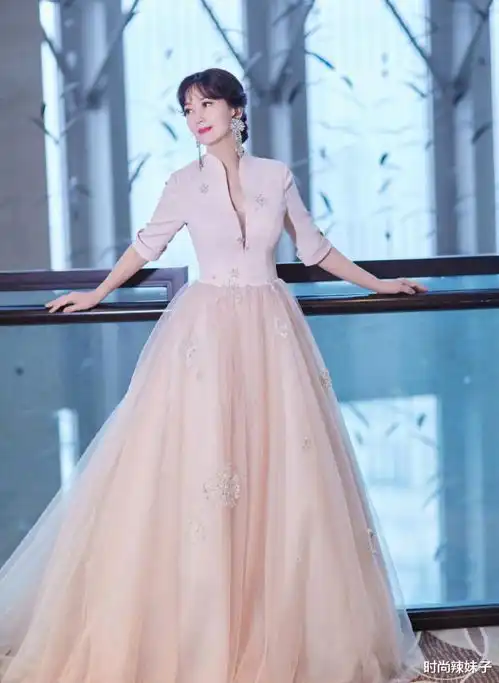 赵雅芝真是妖,67岁穿深v公主裙,完全看不出是奶奶辈的人