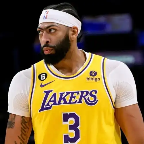 慧眼评球在领取冠军戒指的掘金面前湖人仿佛还在打季前赛