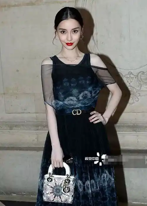 ab参加时装周被抓拍,妆好浓额头像杨幂,旁边秀智怎么胖这么多