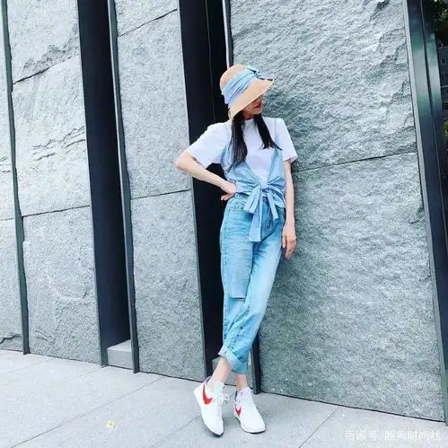 范玮琪手滑发文被网友点赞,晒照大秀少女感,私服偏爱极简风