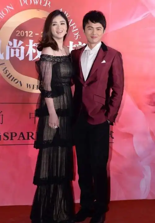 蒋欣的大骨架显壮一字肩连衣裙优雅大气,不显胖还非常漂亮大方