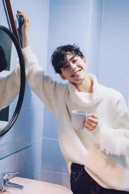 又狼又奶的治愈系小帅哥,笑容很甜