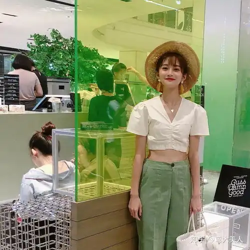 浅牛仔外套可以搭配绿色的半身裙吗