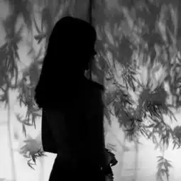 黑白头像女生背影侧脸高冷侧面伤感女头像精选