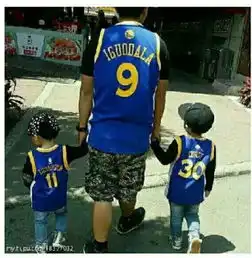 求一个大人穿伊戈达拉球衣牵着两个小孩一个穿库里球衣一个穿汤普森球衣的图片谢谢