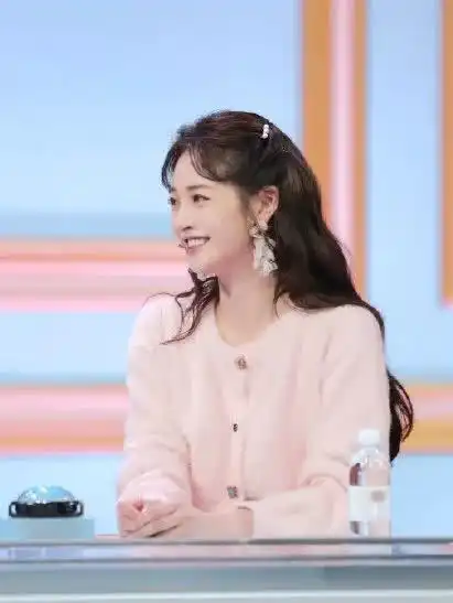 翻遍了明星穿搭,终于把平价毛衣穿出了高级感