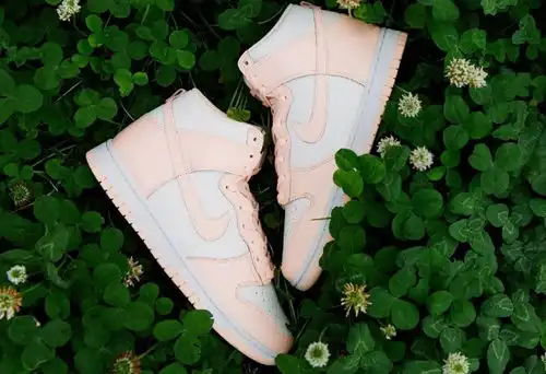 aj1球鞋,表现出浓浓少女心鞋面由白粉色皮革打造,粉嫩的配色腾讯新闻