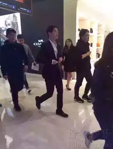 曝宋仲基上跑男现场照穿西装再现大尉持枪造型